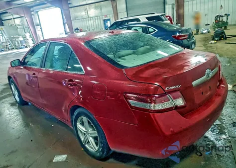 2010 Toyota Camry Base z USA, uszkodzony, nr VIN 4T4BF3EK7AR050649